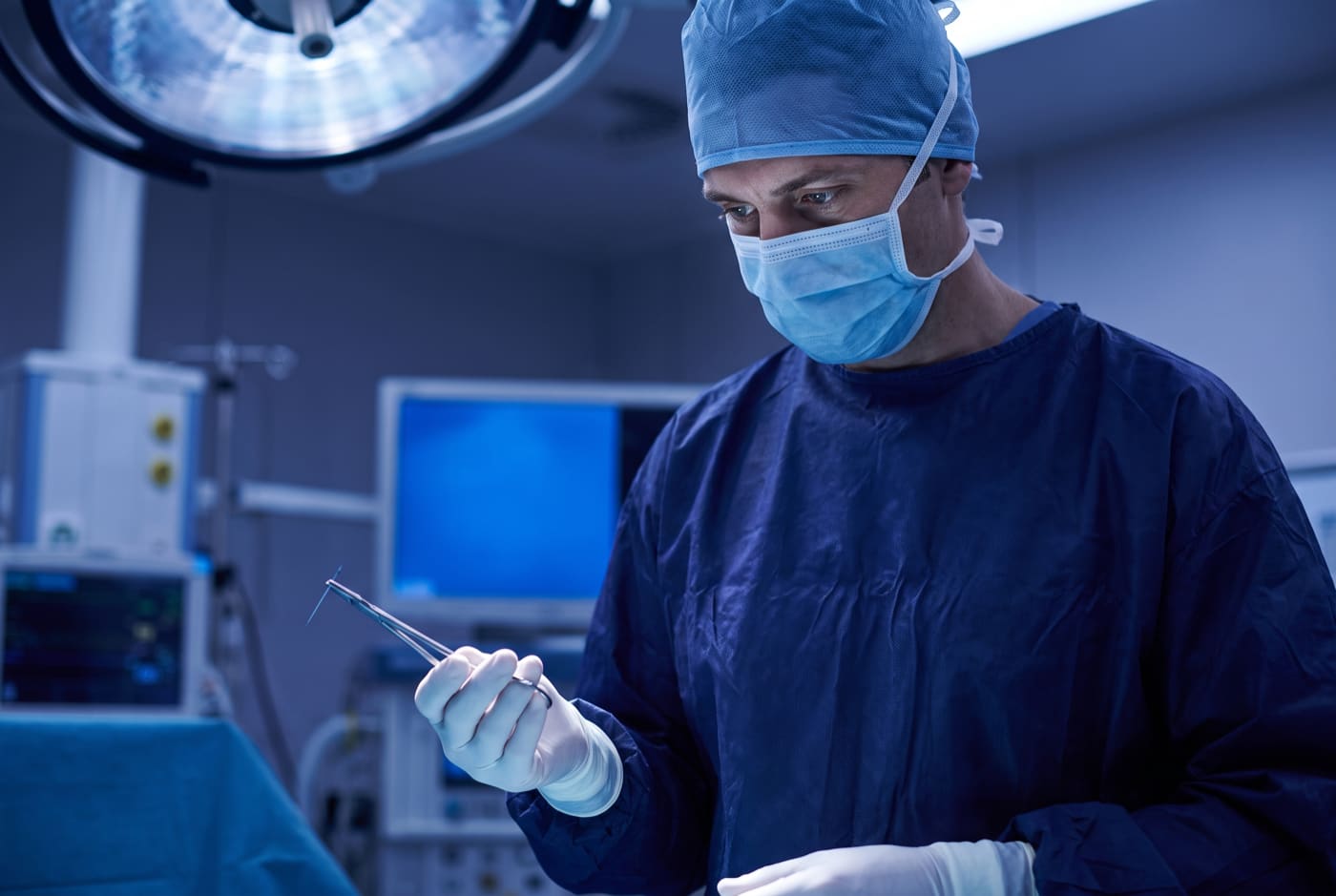 Chirurg hochkonzentriert während einer Operation