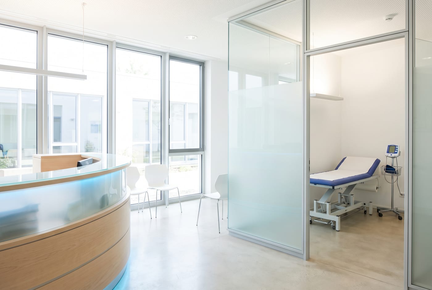 Blick vom Empfang in das Behandlungszimmer einer modernen Arztpraxis